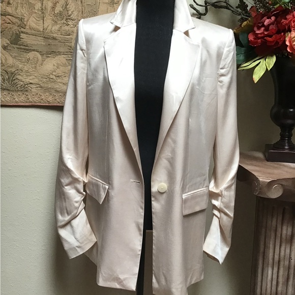 Zara beautiful blazer in a very soft cream color NWT, 1 button closure, small - Picture 1 of 11
